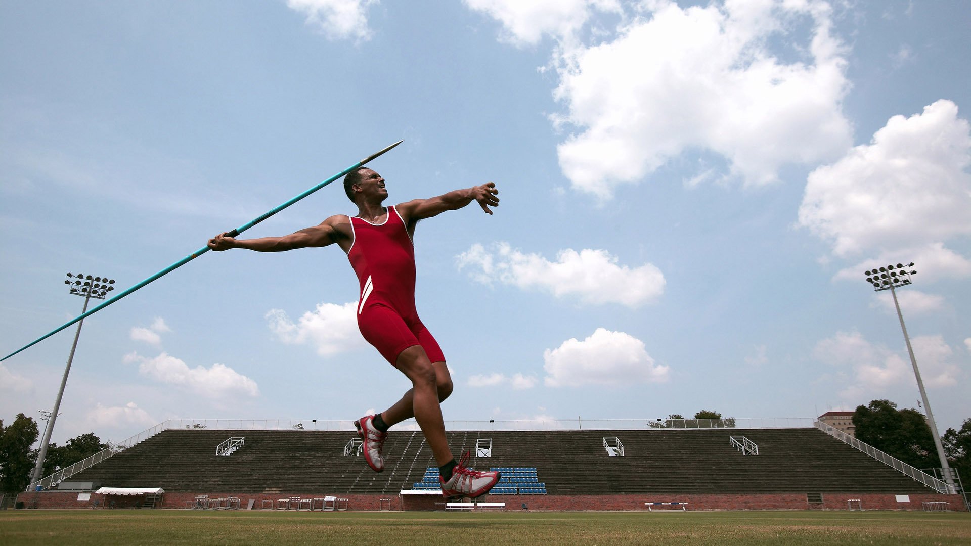 球员赛后表示感受到观众支持将继续努力回馈信任，球员发言