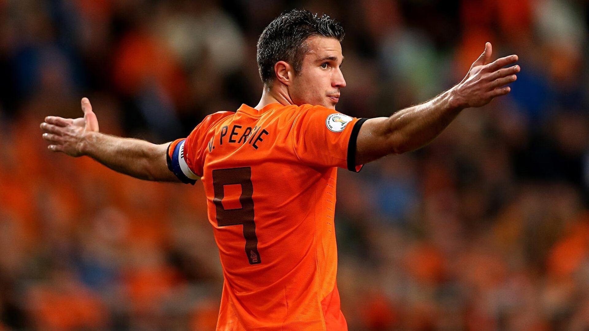 乐鱼体育官网网址-C罗亲吻国旗庆祝晋级决赛,c罗情侣